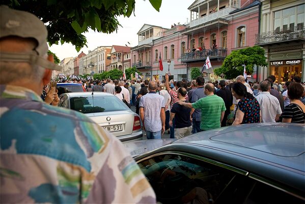 Участники марша с выкриками Да здравствует Грузия! прошли по проспекту Агмашенебели от моста царицы Тамар до площади Марджанишвили - Sputnik Грузия