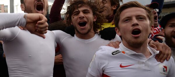 Игроки Спартака Сальваторе Боккетти, Георгий Тигиев и Джано Ананидзе (слева направо) радуются победе - Sputnik Грузия