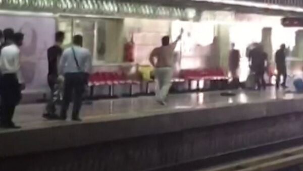 Мужчина с ножом напал на людей в метро Тегерана. Кадры очевидцев - Sputnik Грузия