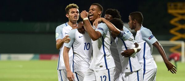 Игроки сборной Англии празднуют победу в чемпионате U-19 Игроки сборной Англии празднуют победу в чемпионате U-19 - Sputnik Грузия