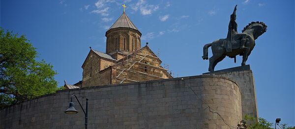 Тбилиси - Метехская церковь и памятник Вахтангу Горгасали Тбилиси - Метехская церковь и памятник Вахтангу Горгасали - Sputnik Грузия
