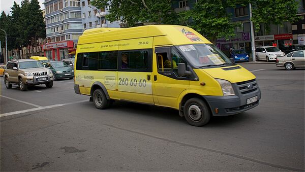 Маршрутное такси на одной из тбилисских улиц - Sputnik Грузия