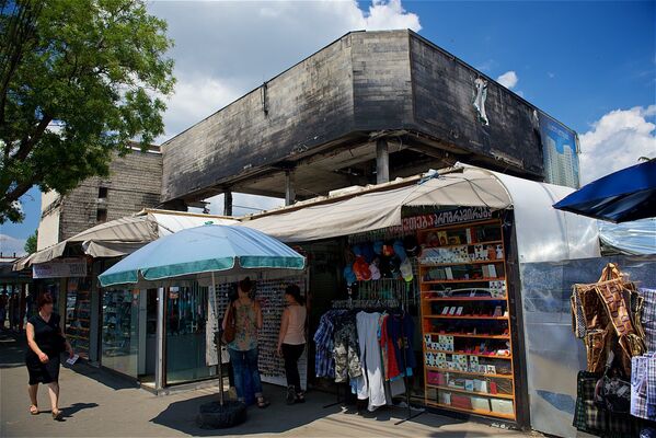 Популярное среди тбилисцев место, куда отправляются за различными покупками  - ведь тут находятся как крупный продуктовый, так и вещевой рынки, не осталось безлюдным. Сгоревший ТЦ окружают различные торговые точки - Sputnik Грузия