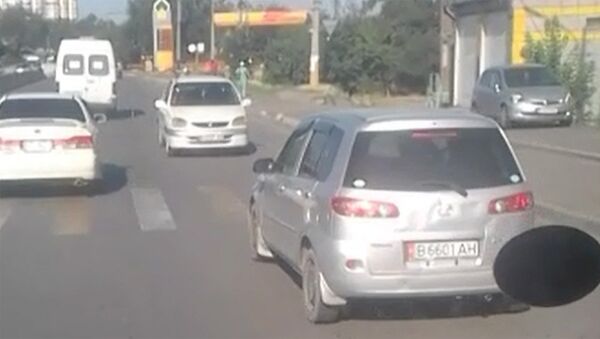 В Бишкеке водитель ехал по трассе задним ходом - Sputnik Грузия