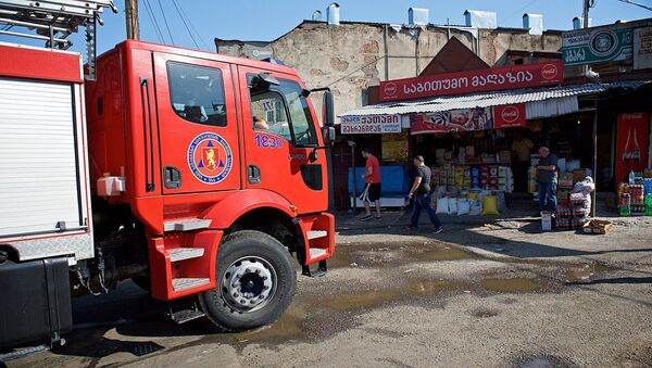 Ликвидация пожара на складе у Дезертирского рынка - Sputnik Грузия