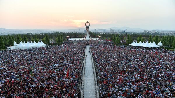 Сторонники президента Турции Тайипа Эрдогана на церемонии в Анкаре, посвященной памяти жертв попытки государственного переворота в Турции - Sputnik Грузия