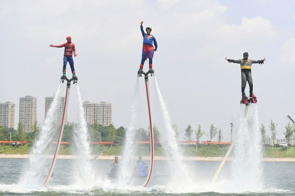 Мужчины в костюмах супергероев выступают на шоу трюков на озере Туншэн в Чанша, Китай - Sputnik Грузия