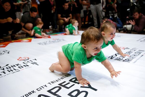 Младенцы участвуют в гонке Подгузник Дерби в Нью-Йорке, США - Sputnik Грузия