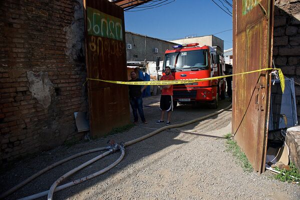 На этот раз пожар удалось быстро погасить - но вероятно, владельцам таких торговых объектов предстоит всерьез задуматься об их пожарной безопасности - Sputnik Грузия