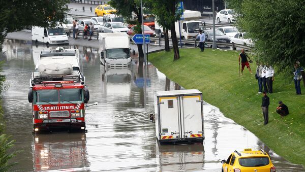 Машины едут по затопленной дороге после сильного ливня в Стамбуле, Турция - Sputnik Грузия