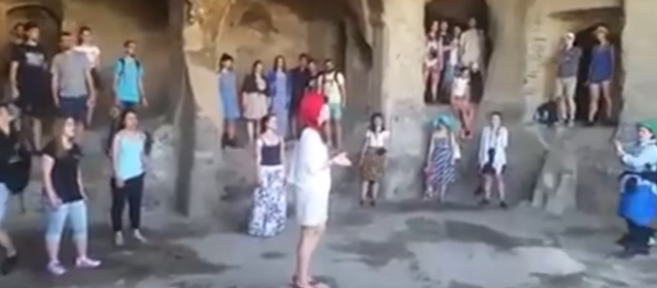 Туристы спели в Уплисцихе - Sputnik Грузия