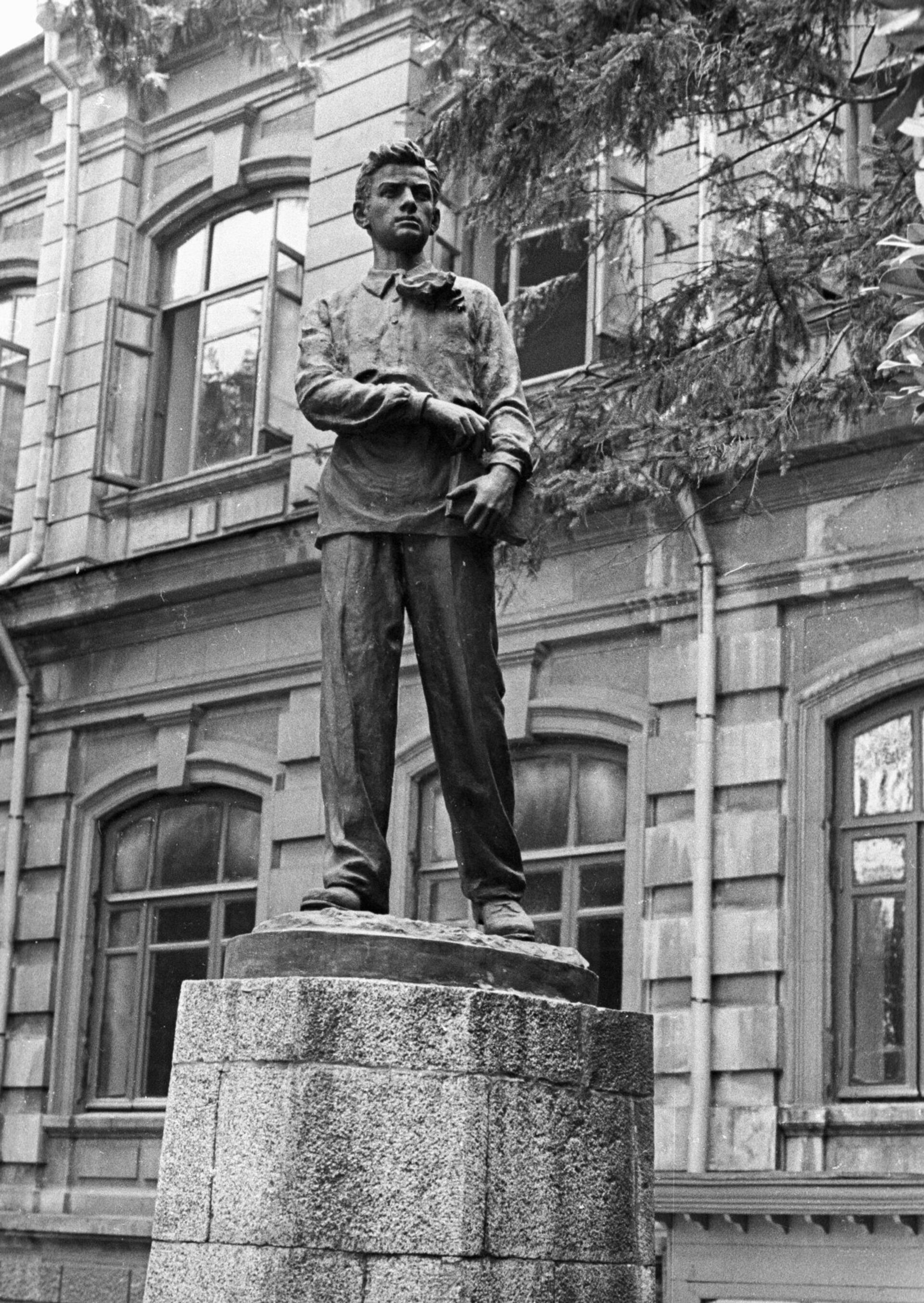 Памятник юному Владимиру Маяковскому в Кутаиси у здания гимназии, в которой он учился - Sputnik Грузия, 1920, 19.07.2023