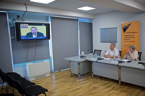 Участники из Тбилиси в ходе видеомоста с Москвой по вопросу поездки группы грузинских депутатов в РФ - Sputnik Грузия