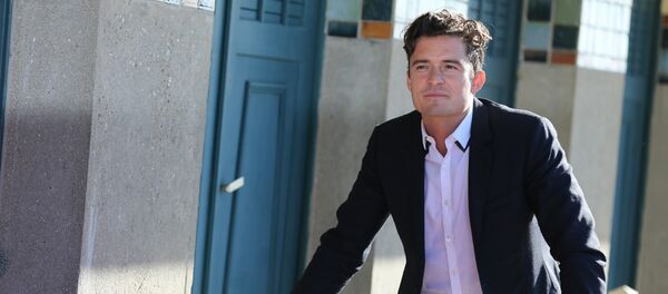 Британский актер Орландо Блум позирует во время открытия своего выделенного отсека для пляжа на французском северо-западном морском курорте Довиль в кулуарах 41-го Дойлинского кинофестиваля в Довиле - Sputnik Грузия