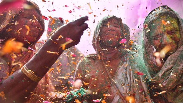 Вдовы на празднике красок. Фотография индийского фотографа Шаши Шекхар Кашьяпа - Sputnik Грузия