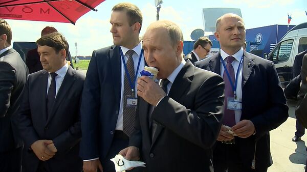 Путин угостил министров мороженым на авиасалоне МАКС - Sputnik Грузия