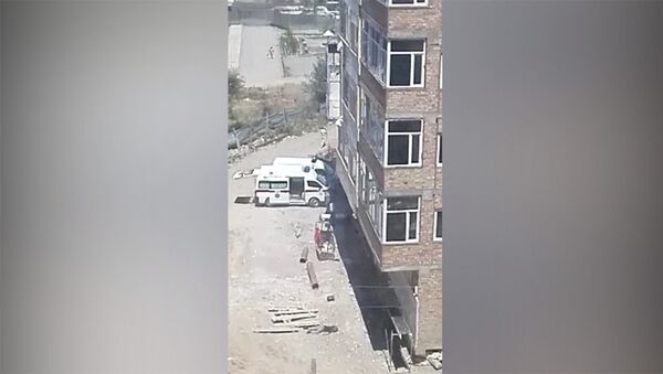 Строители упали с высотки в Бишкеке, один погиб — кадры с места трагедии - Sputnik Грузия
