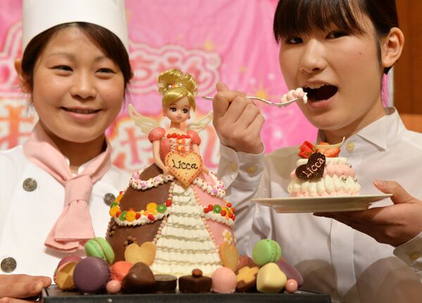 Сладкое платье популярной в Японии куклы Лика-чан, приготовленное в честь дня рождения куклы в Токио, Япония - Sputnik Грузия