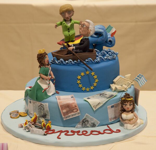 Торт с фигурками итальянского сенатора Марио Монти и канцлера Германии Ангелы Меркель на выставке шоколадной продукции в Неаполе - Sputnik Грузия