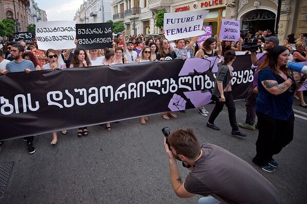 Проведение Марша женской солидарности освещали десятки журналистов и многочисленные съемочные группы различных телеканалов - Sputnik Грузия