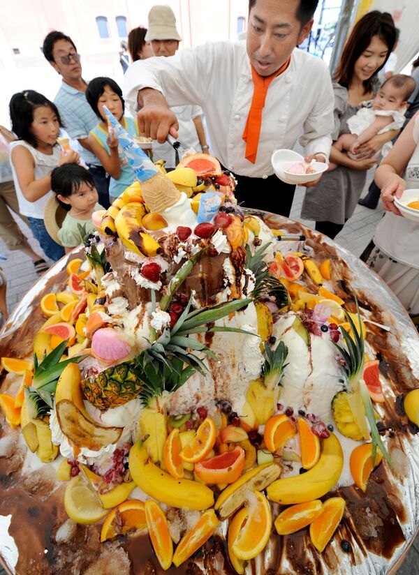 მზარეული ჭრის 100 კილოგრამიან ხილით მორთულ ნაყინ-ტორტს ზაფხულის ფესტივალზე იოკოჰამაში, იაპონია - Sputnik საქართველო