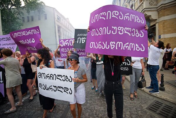 Участницы Марша женской солидарности также призвали СМИ перестать тиражировать фашистскую риторику и не предоставлять эфир людям, которые распространяют призывы к насилию - Sputnik Грузия
