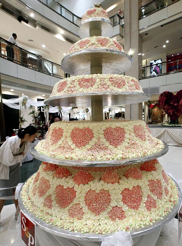 Огромный торт ко Дню святого Валентина в торговом центре Бангкока - Sputnik Грузия