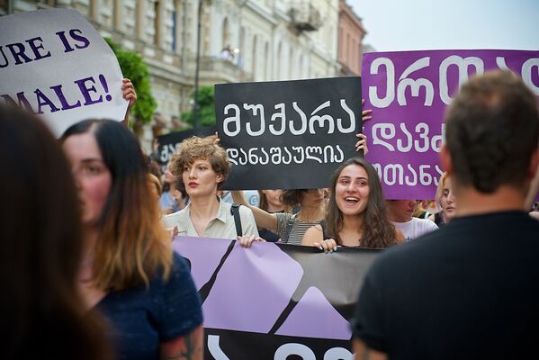 Организаторы Марша женской солидарности выдвинули конкретные требования к властям - наказать тех, кто угрожал изнасилованием Татии Долидзе, принять закон против сексуального притеснения, демонстративно и открыто отмежеваться от насилия и фашизма - Sputnik Грузия