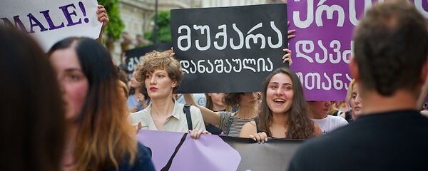 Участницы марша феминисток против насилия и в защиту прав женщин - Sputnik Грузия
