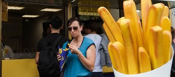 Люди у ресторана быстрого обслуживания в Амстердаме - Sputnik Грузия