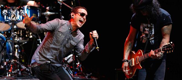 Вокалист Linkin Park Честер Беннингтон на концерте MusiCares MAP Fund Benefit в Лос-Анджелесе, Калифорния - Sputnik Грузия