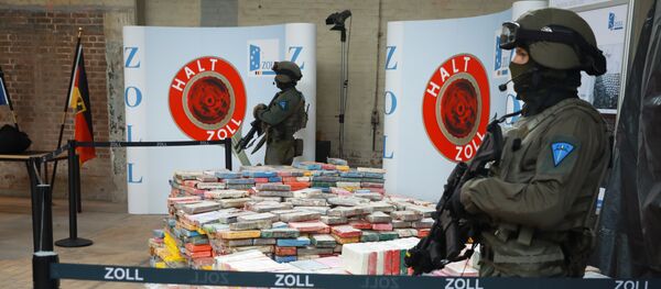 Специальные сотрудники таможни охраняют груз с кокаином в Гамбурге Специальные сотрудники таможни охраняют груз с кокаином в Гамбурге - Sputnik Грузия