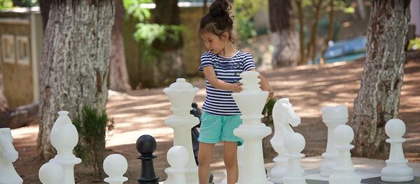 გოგონა ჭადრაკის ფიგურებით თამაშობს გოგონა ჭადრაკის ფიგურებით თამაშობს - Sputnik საქართველო