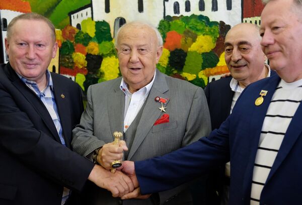 Зураб Церетели на открытии выставки Радуга видения грузинского художника Важи Окиташвили - Sputnik Грузия