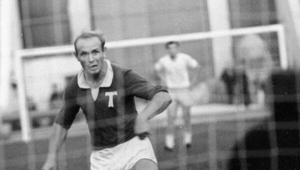 Центральный нападающий Торпедо (Москва) Эдуард Стрельцов во время футбольного матча, 1 июня 1965 года - Sputnik Грузия