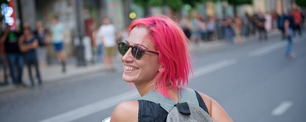 Девушка с красными волосами на мотороллере Девушка с красными волосами на мотороллере - Sputnik Грузия