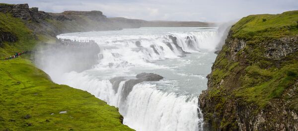 Посетители у водопада Гюдльфосс в Исландии - Sputnik Грузия