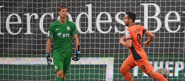 Вратарь Динамо Антон Шунин (слева) и игрок Урала Георгий Чантурия в матче 2-го тура чемпионата России по футболу - Sputnik Грузия