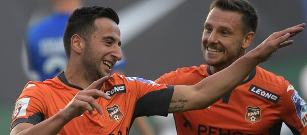 Игроки Урала Георгий Чантурия (слева) и Николай Димитров радуются забитому мячу в матче 2-го тура чемпионата России по футболу - Sputnik Грузия