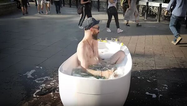 Ванна в центре Тбилиси: спасение от жары, реклама или протест? - Sputnik Грузия