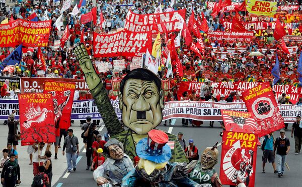Жители Филиппин устроили многотысячную демонстрацию против президента страны Родриго Дутерте - Sputnik Грузия