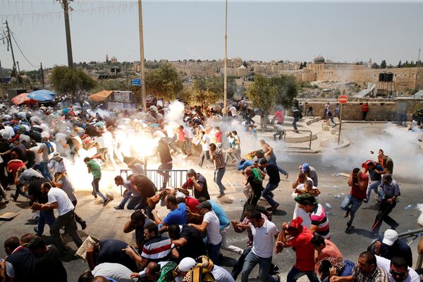 Трое палестинцев были убиты в ходе столкновений в Восточном Иерусалиме, где продолжаются протесты против новых мер безопасности на Храмовой горе - Sputnik Грузия