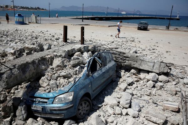 Автомобиль под обломками разрушенного здания после землетрясения на острове Кос, Греция - Sputnik Грузия