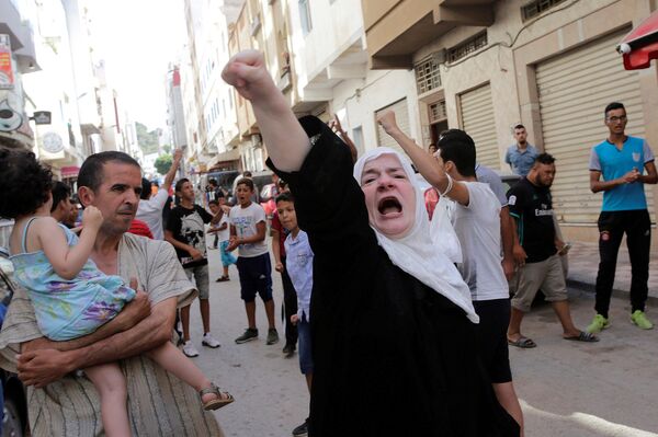 Женщина выкрикивает антиправительственные лозунги во время демонстрации против злоупотреблений властью и коррупции в городе Аль-Хосейма, Марокко - Sputnik Грузия