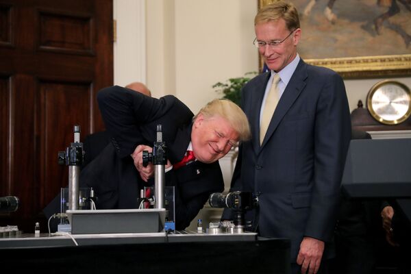 Президент США Дональд Трамп участвует в испытании на прочность медицинского флакона, сделанного на одной из американских фабрик по производству фармацевтического стекла в рамках акции Сделано в Америке. Снимок сделан в зале Рузвельта в Белом доме в Вашингтоне, США - Sputnik Грузия