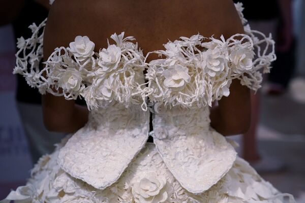 Модель за кулисами в свадебном платье из туалетной бумаги перед показом мод в Нью-Йорке, США - Sputnik Грузия