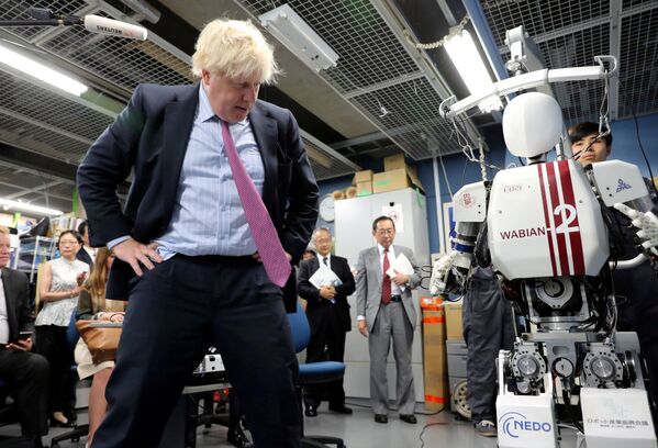 Министр иностранных дел Великобритании Борис Джонсон смотрит на двуногого гуманоидного робота Wabian2 в Токио, Япония - Sputnik Грузия