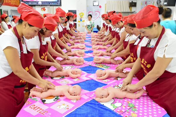Женщины участвуют в бесплатном учебном курсе по уходу за новорожденными, организованном местным профсоюзом в Хайкоу, провинция Хайнань, Китай - Sputnik Грузия