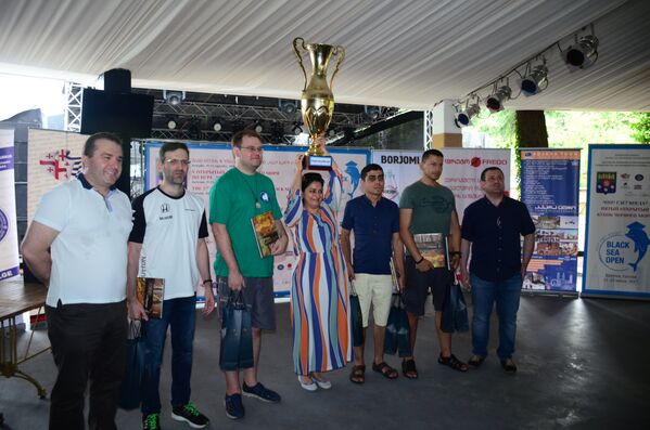 Абсолютным фаворитом и победителем чемпионата стала команда Слон в удаве (Баку) - Sputnik Грузия