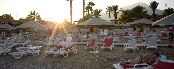 Пляж одного из отелей в Анталье в Турции - Sputnik Грузия